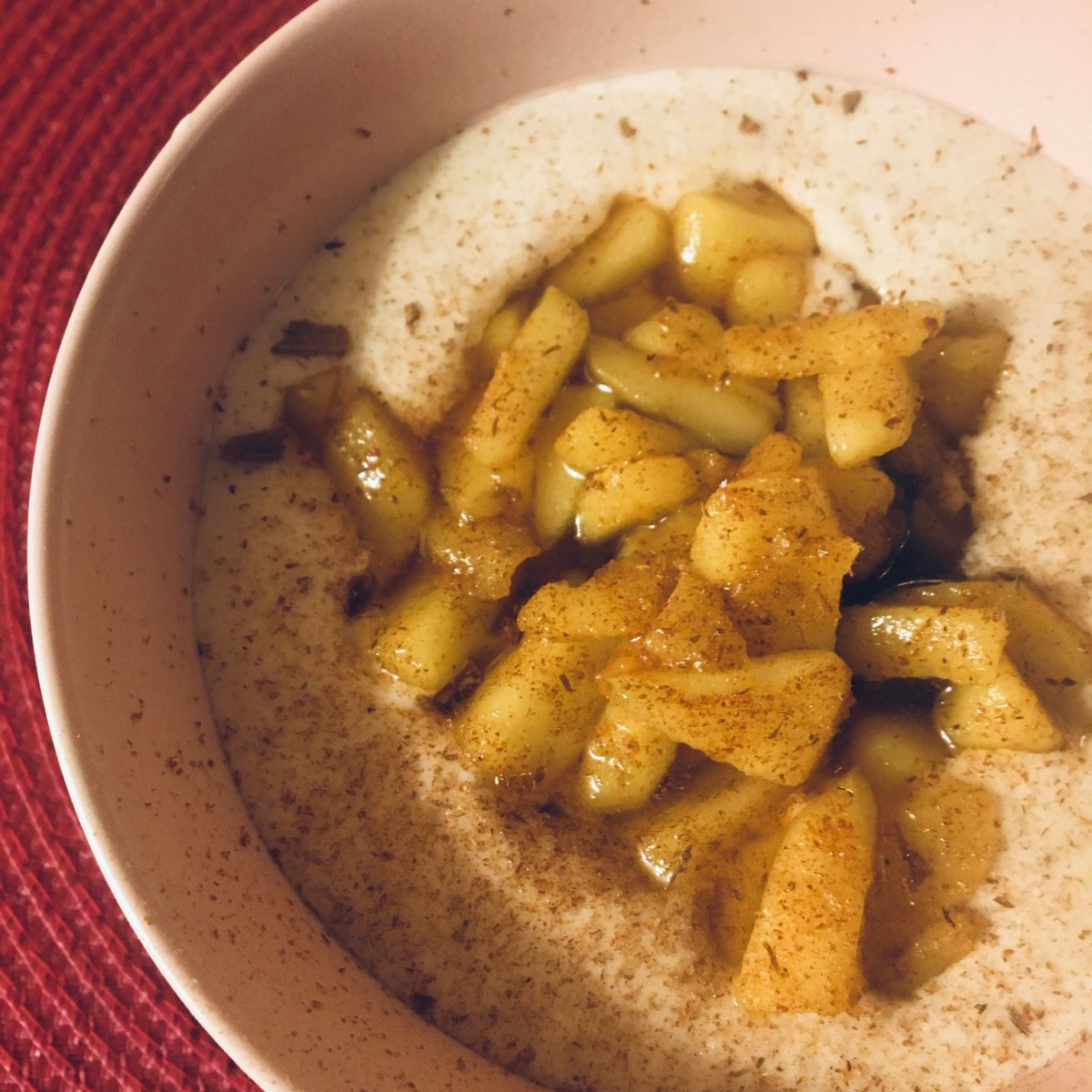 Griessbrei mit Zimtapfel