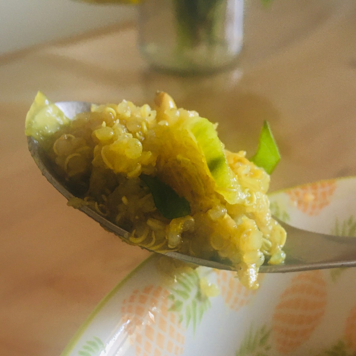 Lauwarmer Quinoasalat mit Salatgurke und&nbsp;Tomaten