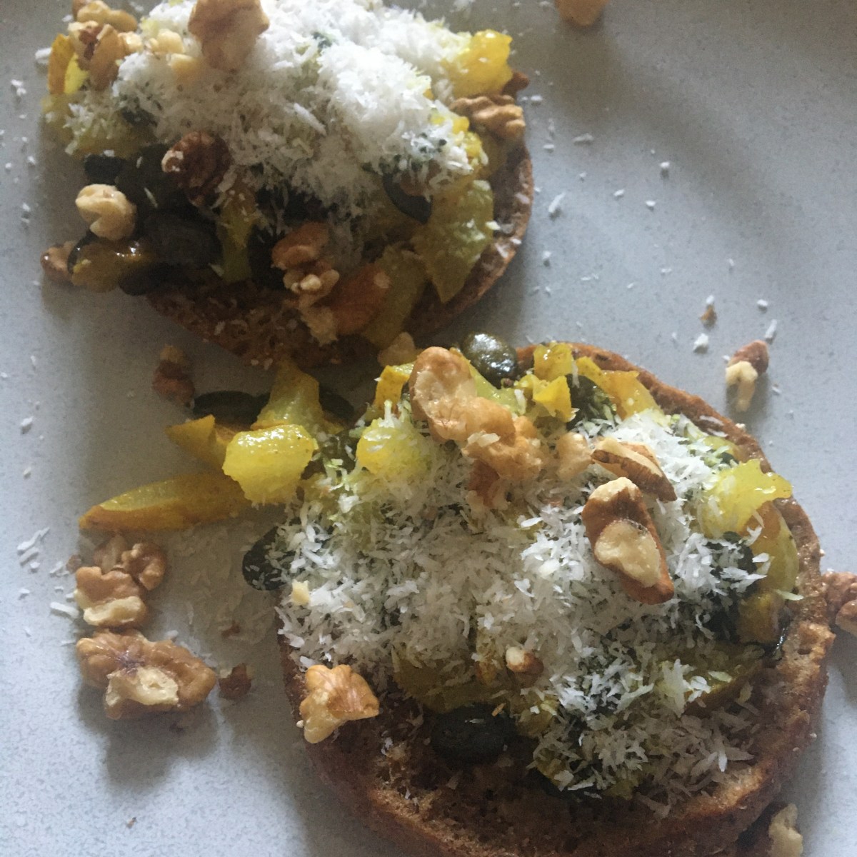 Eine leckere ayurvedische Frühstücksvariante: Getoastete&nbsp;Obstbrötchen