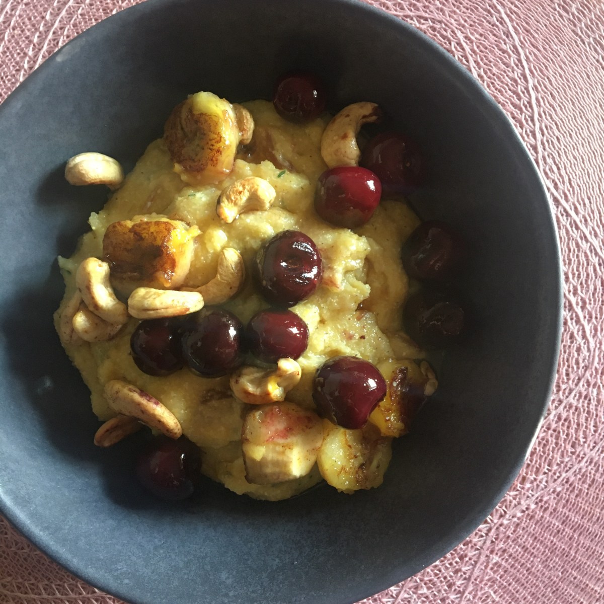Leckere Frühstücksvariante: Thymian Polenta mit gebratener Banane und&nbsp;Kirschen