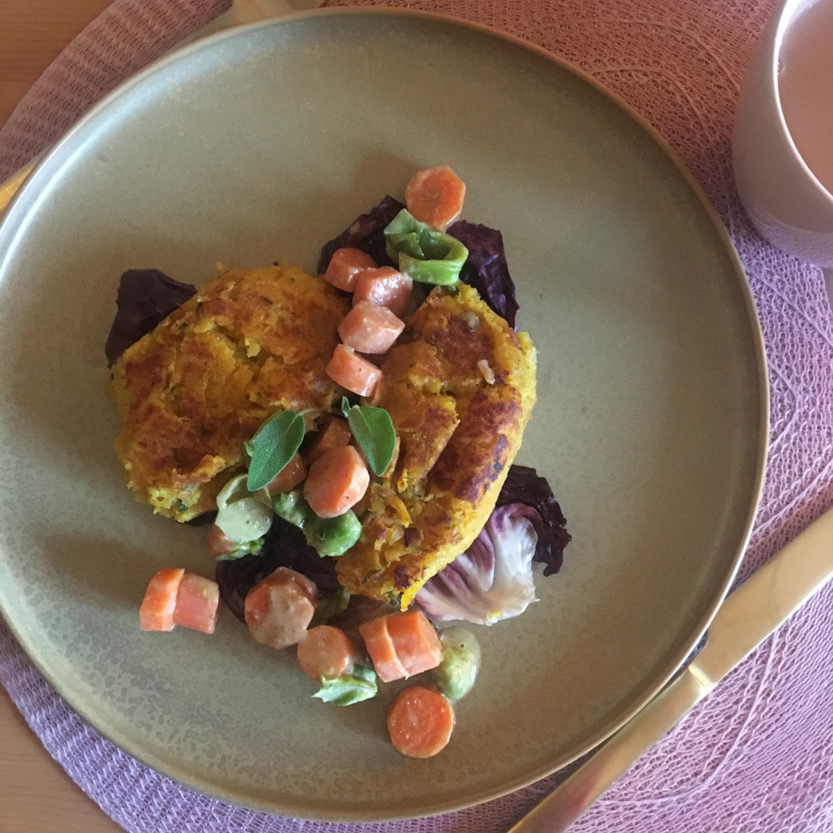 Süsskartoffel-Salbei Bratlinge auf einem Radicchio Beet mit Möhren~&nbsp;Rosenkohl