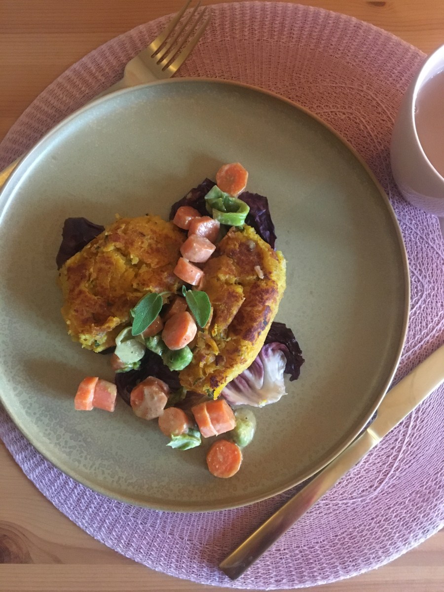 Süsskartoffel-Salbei Bratlinge auf einem Radicchio Beet mit Möhren~&nbsp;Rosenkohl